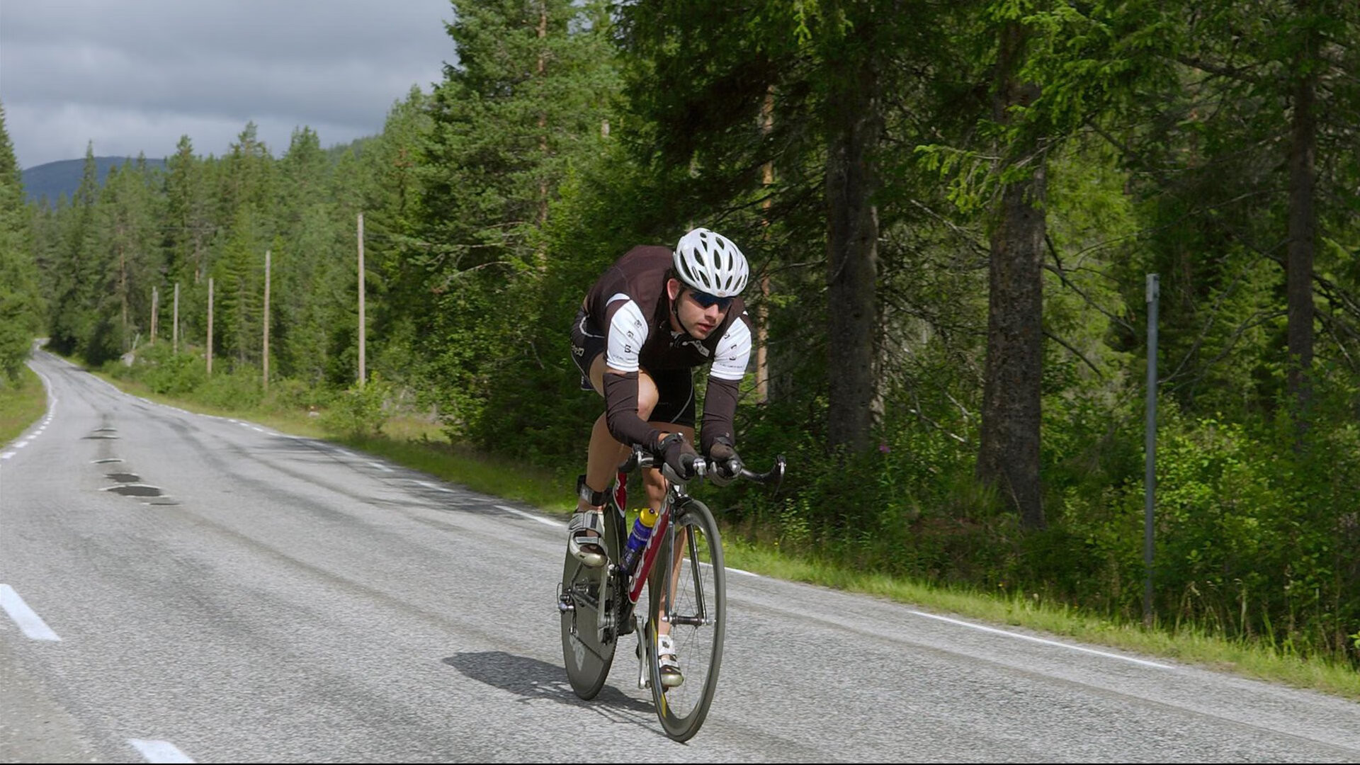 中国男足热身赛主场4比0大胜蒙古 前锋冯博轩表现惊艳，中国男子足球队热身赛