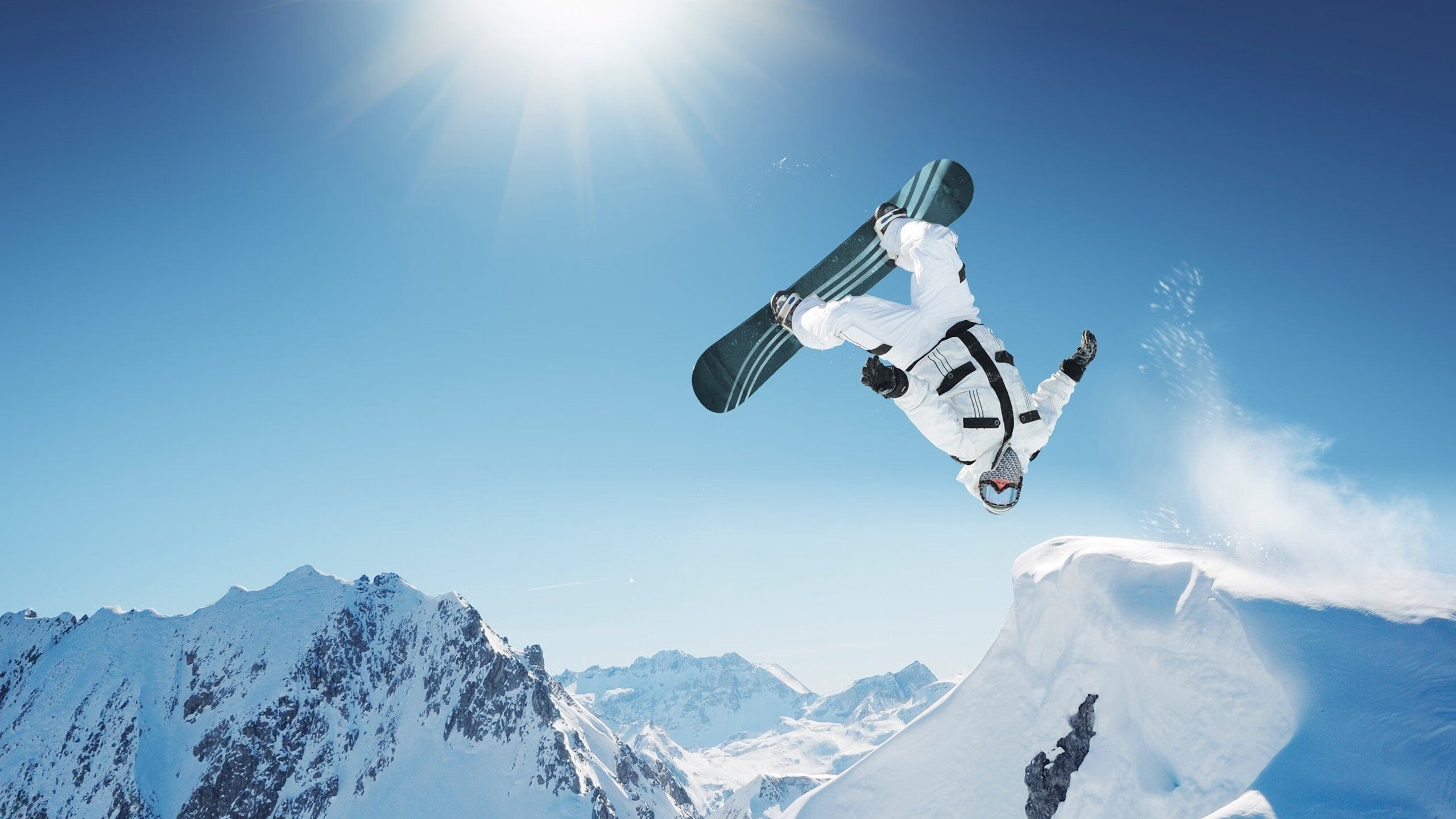 中国马拉松系列赛太原汾河站 跑者迎着朝阳奔跑穿城而过，太原马拉松分区